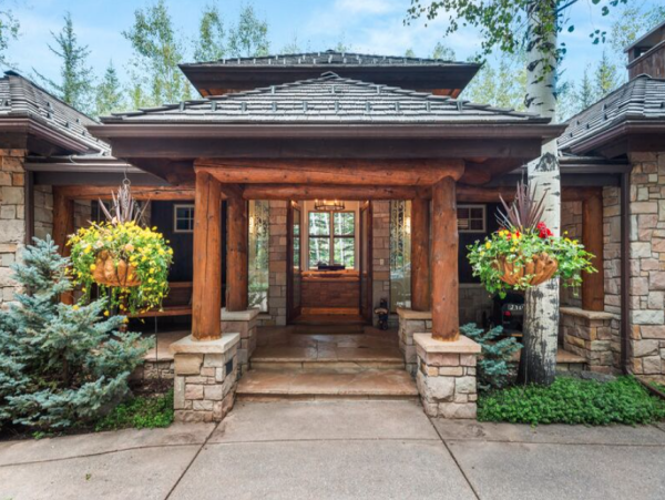 Luxurious Ski-in/ Ski-out Vacation Home - Family-Friendly Retreat